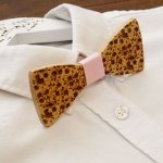 Gravata em laço de madeira de cerejeira com pequenas flores gravadas para personalizar através de gravura no verso feita em França