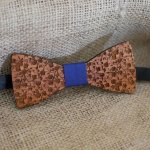 Gravata de laço em nogueira com pequenas flores gravadas