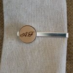 Clipe para gravata com cabochão de madeira personalizado por gravação