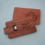 Cartão de madeira de nogueira com chave USB de 32 GB para ser personalizado por gravação
