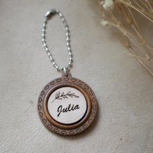 Porta-chaves em cabochão de madeira numa moldura redonda em cerejeira para personalizar com gravação