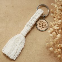 Porta-chaves com cabochão de madeira personalizado e decoração em macramé numa seleção de cores 