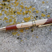 Caneta de madeira bicolor gravada para personalizar