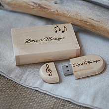 Pen USB de 128 GB 3.0 numa caixa personalizada em madeira clara de &aacute;cer
