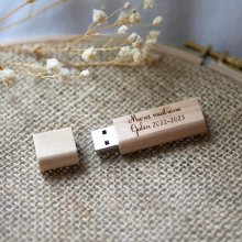 Pequena chave USB gravada em madeira para personalizar