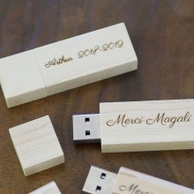 Pequena unidade flash USB de 16GB em madeira clara para ser personalizada para um presente único