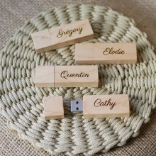 Pequena chave USB gravada em madeira leve para ser personalizada 32Gb 2.0