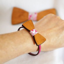 Pulseira de couro com laço de madeira em miniatura, personalizável