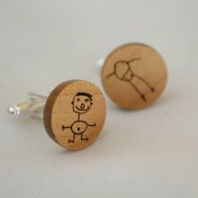 Botões de punho em madeira de cerejeira com os seus desenhos gravados