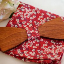 Laço de madeira e bolso do fato em vermelho Liberty 