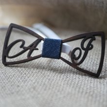 Gravata de laço de madeira personalizada com 2 iniciais