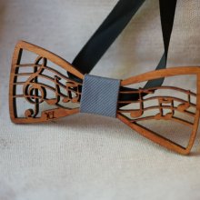 Laço de madeira com tema musical, partitura e clave de sol tripla, personalizável
