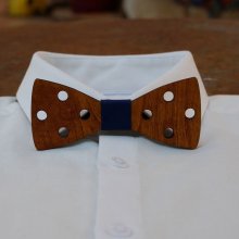 Gravata com laço de madeira tingida com buracos para personalizar