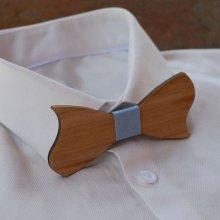 Laço original assimétrico em madeira de cerejeira para personalizar