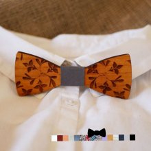 Gravata de laço de madeira para crianças, gravada com flores, para ser personalizada, a condizer com o modelo do homem