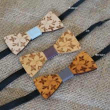 Mini laço de madeira para crianças gravado com flores para ser personalizado com o mesmo modelo para crianças e homens