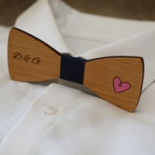 Gravata de laço de madeira com coração gravado e pintado para ser personalizado em França