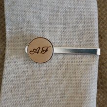 Clipe para gravata com cabochão de madeira personalizado por gravação