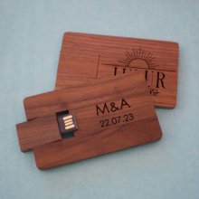 Cartão de madeira de nogueira com chave USB de 32 GB para ser personalizado por gravação