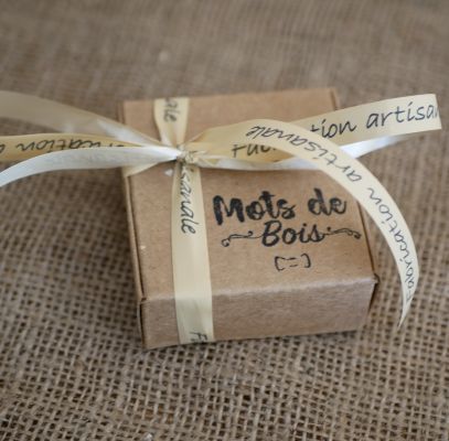 Caixa de cartão com 5 cartões enrolada com bolduc (+ 2.00 €)